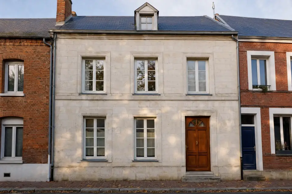 Maison de ville en pierre claire, porte d’entrée en bois