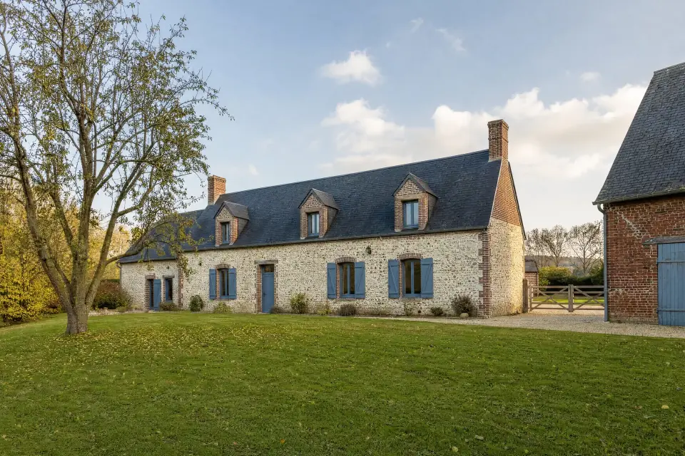 Longère en pierre aux volets bleus, avec grand jardin