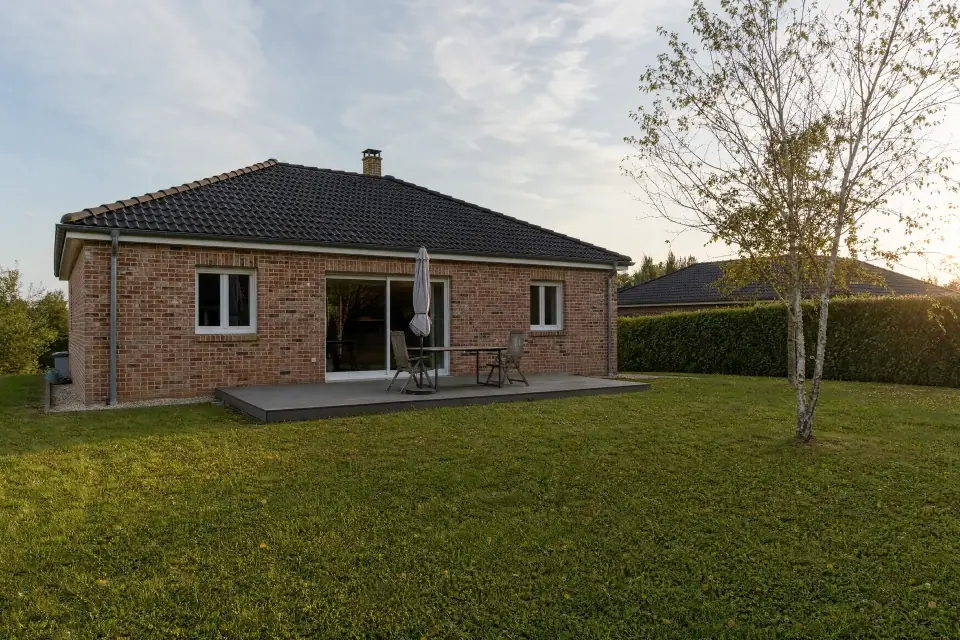 Maison de plain-pied avec terrasse exposée ouest
